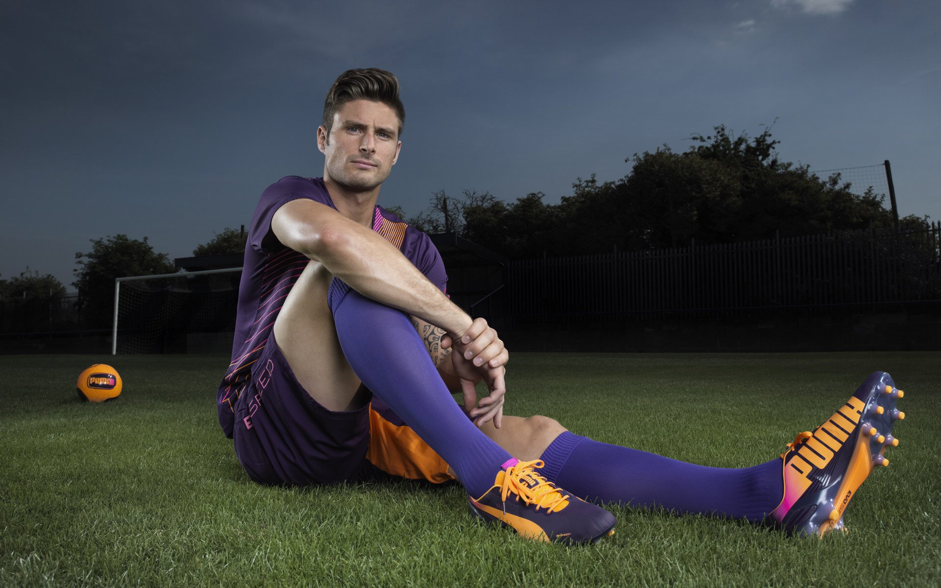 追赶赛中的精彩超车瞬间，追车比赛